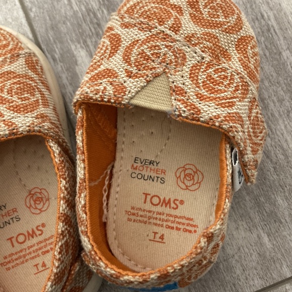 Toddler tiny toms shoes in orange size 4 - Picture 3 of 5